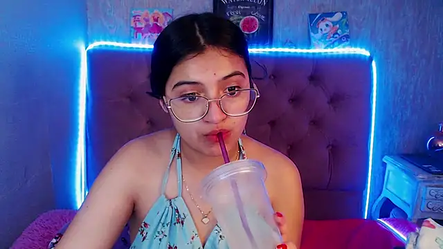 Snapshot of laurenelove chatting on October 2, 3:32 am laurenelove online show from October 2, 3:32 am