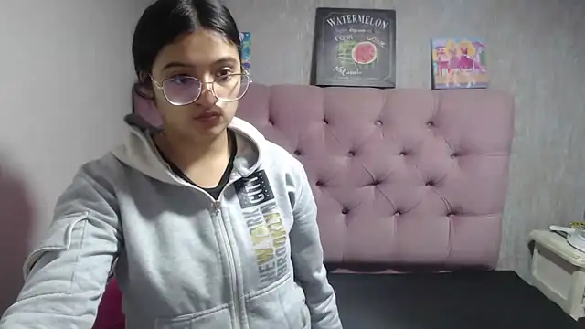 Snapshot of laurenelove chatting on October 5, 3:19 am laurenelove online show from October 5, 3:19 am