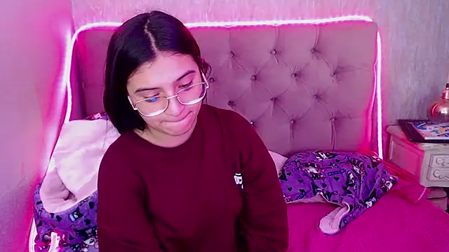 Snapshot of laurenelove chatting on October 4, 12:01 am laurenelove online show from October 4, 12:01 am