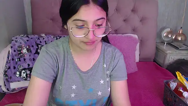 Snapshot of laurenelove chatting on October 9, 12:55 am laurenelove online show from October 9, 12:55 am