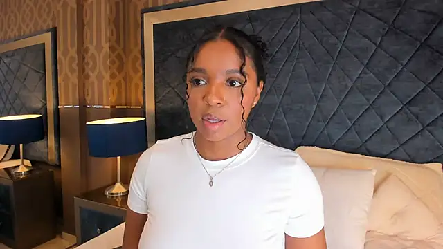 Snapshot of LisaMendez chatting on July 17, 11:24 pm LisaMendez online show from July 17, 11:24 pm