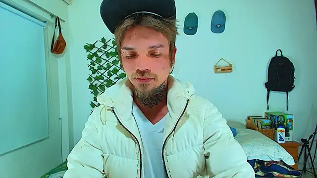 Snapshot of Gold_Loyal77 chatting on February 8, 6:11 am Gold Loyal77 online show from February 8, 6:11 am