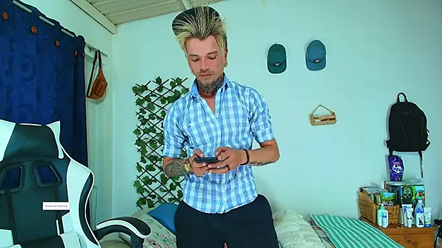 Snapshot of Gold_Loyal77 chatting on February 25, 6:02 am Gold Loyal77 online show from February 25, 6:02 am