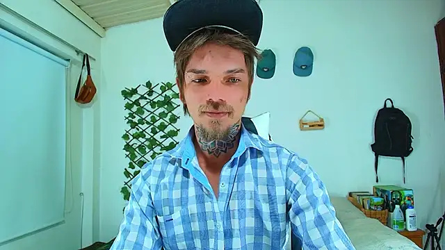 Snapshot of Gold_Loyal77 chatting on February 10, 7:07 am Gold Loyal77 online show from February 10, 7:07 am