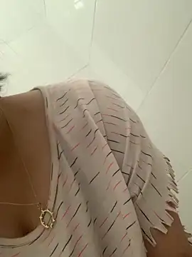 Snapshot of Roubi99six chatting on March 14, 7:53 pm Roubi99six online show from March 14, 7:53 pm