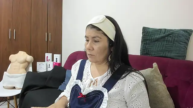 Snapshot of kiraGeiner chatting on December 1, 1:06 am kiraGeiner online show from December 1, 1:06 am