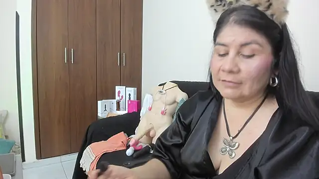 Snapshot of kiraGeiner chatting on November 18, 1:10 am kiraGeiner online show from November 18, 1:10 am