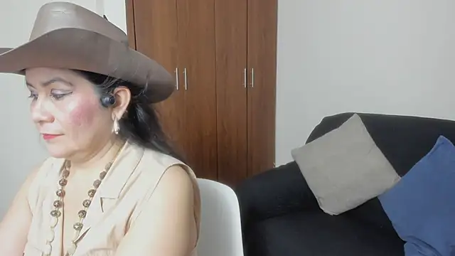 kiraGeiner online show from May 8, 1:09 am
