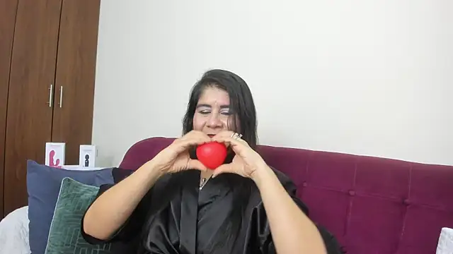 kiraGeiner online show from December 18, 3:11 am