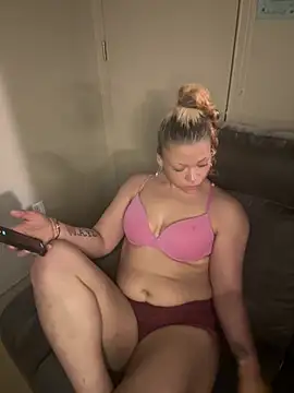 thatgurlred online show from March 19, 7:41 am