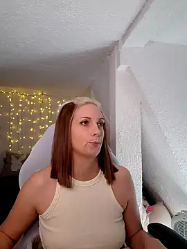 Snapshot of SexyJulia21 chatting on March 17, 9:44 am SexyJulia21 online show from March 17, 9:44 am