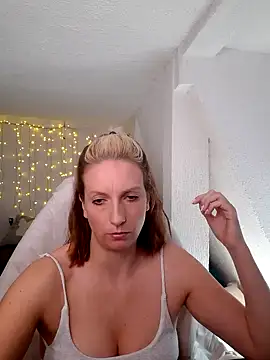 Snapshot of SexyJulia21 chatting on February 28, 9:15 am SexyJulia21 online show from February 28, 9:15 am