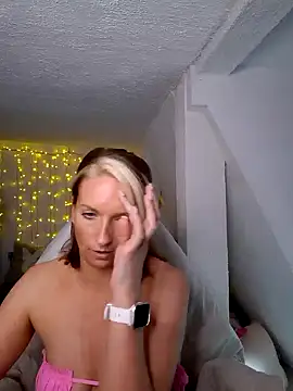 Snapshot of SexyJulia21 chatting on March 11, 12:28 pm SexyJulia21 online show from March 11, 12:28 pm