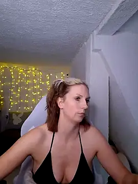 Snapshot of SexyJulia21 chatting on February 27, 11:50 am SexyJulia21 online show from February 27, 11:50 am