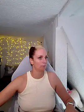 Snapshot of SexyJulia21 chatting on March 7, 9:40 am SexyJulia21 online show from March 7, 9:40 am