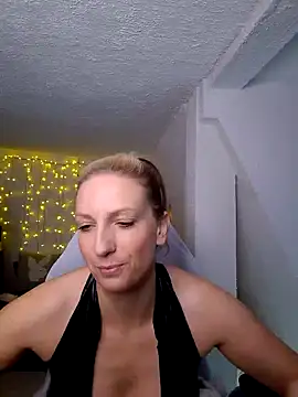 Snapshot of SexyJulia21 chatting on February 25, 9:09 am SexyJulia21 online show from February 25, 9:09 am