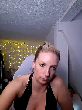 Snapshot of SexyJulia21 chatting on February 25, 12:16 pm SexyJulia21 online show from February 25, 12:16 pm