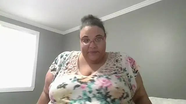 Snapshot of SexyBBW10790 chatting on February 15, 1:10 pm SexyBBW10790 online show from February 15, 1:10 pm