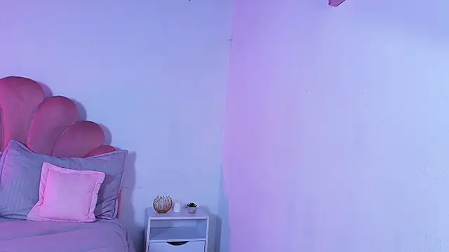 MiaColucci18 online show from January 5, 5:27 pm