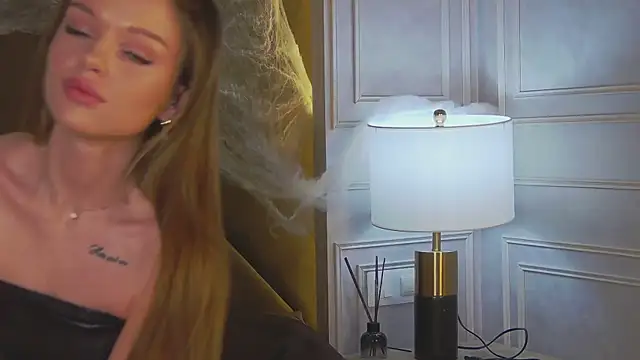 MarilynNova online show from October 31, 4:42 am