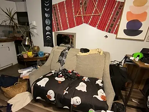 SalemStratton online show from December 17, 12:04 am