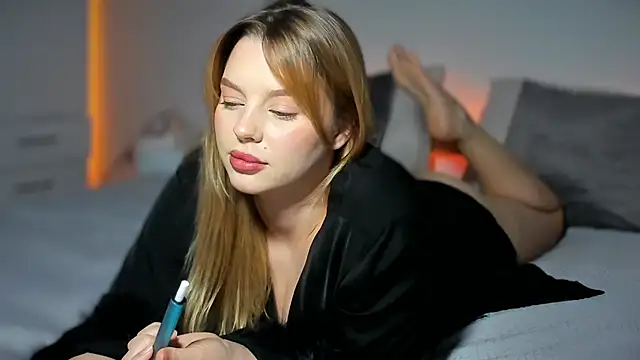 LilyFlamee online show from March 4, 4:15 pm