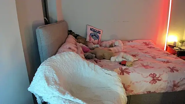 jjulietterose online show from April 2, 4:41 am