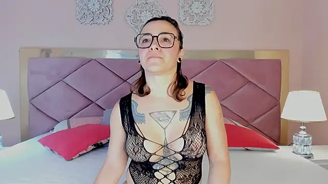 Snapshot of PaulinnaBlue chatting on November 9, 1:26 pm PaulinnaBlue online show from November 9, 1:26 pm