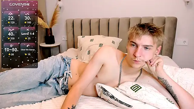 Snapshot of MrSexyCum4U chatting on October 7, 6:53 pm MrSexyCum4U online show from October 7, 6:53 pm