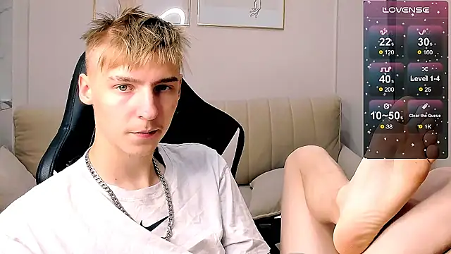 Snapshot of MrSexyCum4U chatting on October 17, 10:55 pm MrSexyCum4U online show from October 17, 10:55 pm