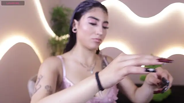 Emma and Issac online show from December 19, 4:16 am