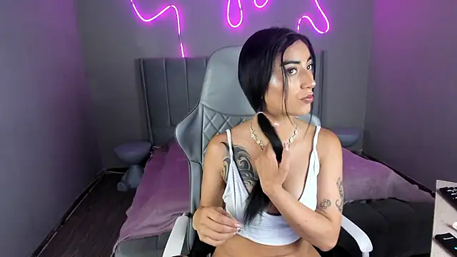 Emma and Issac online show from February 25, 9:14 pm