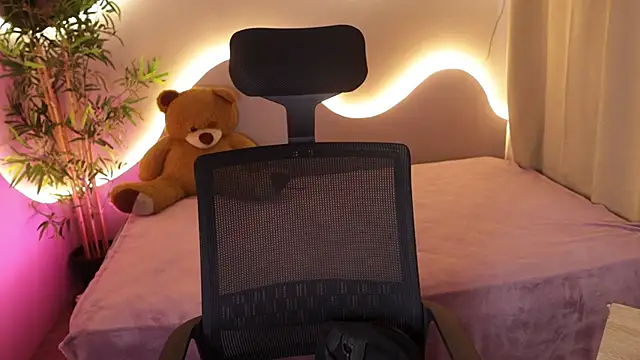 Emma and Issac online show from April 9, 10:16 pm