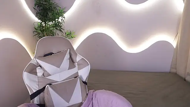 Emma and Issac online show from November 29, 4:23 am