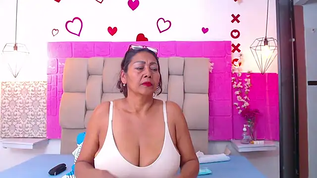 Damary Leon online show from September 26, 7:10 pm