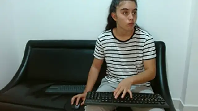 Snapshot of Arieeel_09 chatting on October 17, 11:17 pm Arieeel 09 online show from October 17, 11:17 pm