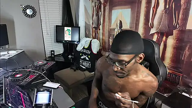 Triggerhappycj100 online show from March 29, 1:18 am