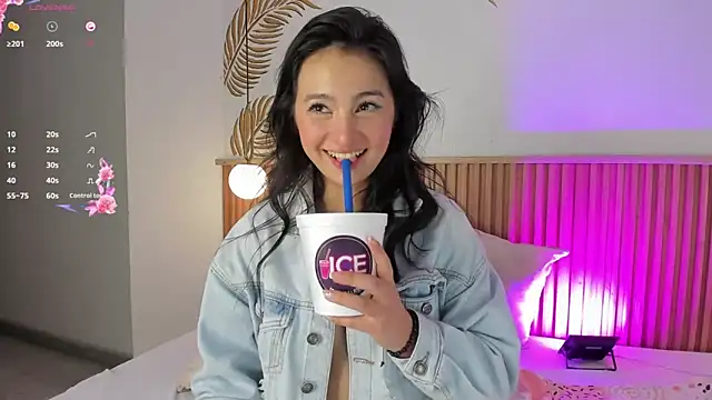 Snapshot of Valleriie_ chatting on November 23, 1:59 am Valleriie online show from November 23, 1:59 am