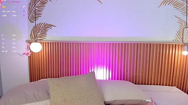 Snapshot of Valleriie_ chatting on October 31, 2:02 pm Valleriie online show from October 31, 2:02 pm