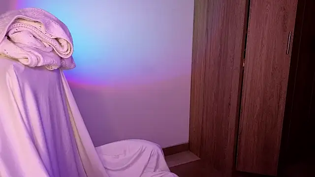 Snapshot of immisssilver chatting on September 10, 2:43 am immisssilver online show from September 10, 2:43 am