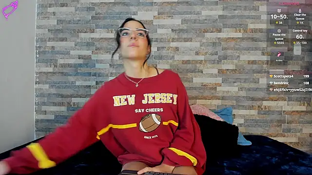 Snapshot of violett__golden chatting on October 6, 2:07 pm violett  golden online show from October 6, 2:07 pm