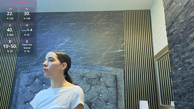 Snapshot of violett__golden chatting on September 23, 11:17 am violett  golden online show from September 23, 11:17 am