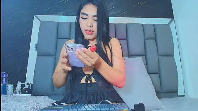 Snapshot of Roxana_gomez chatting on February 1, 4:44 am Roxana gomez online show from February 1, 4:44 am