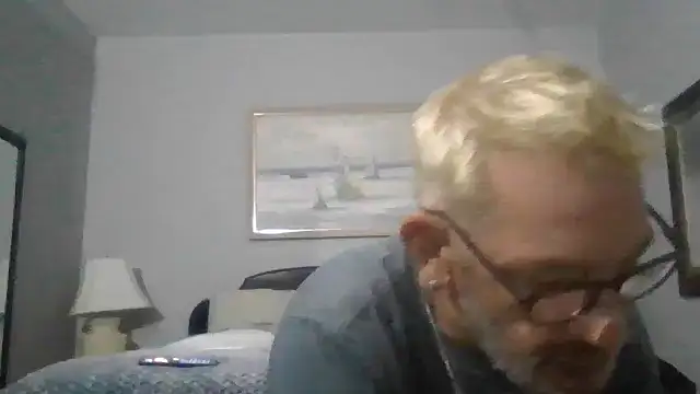 Snapshot of FoxnMouse chatting on October 31, 2:52 am FoxnMouse online show from October 31, 2:52 am