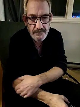 Snapshot of FoxnMouse chatting on November 24, 2:11 am FoxnMouse online show from November 24, 2:11 am