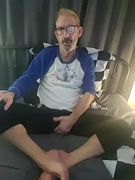 Snapshot of FoxnMouse chatting on November 6, 6:28 am FoxnMouse online show from November 6, 6:28 am