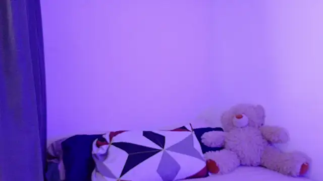 Snapshot of nudesketch1 chatting on October 18, 2:19 pm nudesketch1 online show from October 18, 2:19 pm