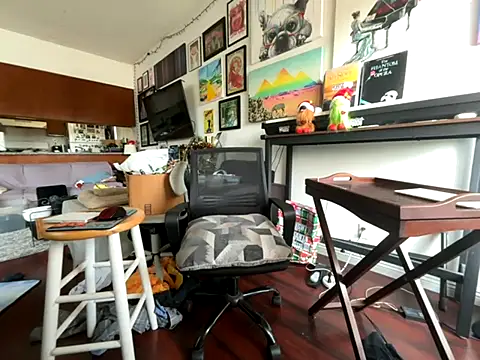 Snapshot of Pupscritch chatting on November 11, 8:58 pm Pupscritch online show from November 11, 8:58 pm