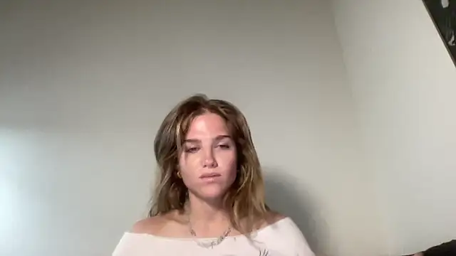 Snapshot of sweetceeme chatting on May 3, 8:52 am sweetceeme online show from May 3, 8:52 am