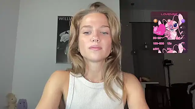 Snapshot of sweetceeme chatting on June 3, 1:39 am sweetceeme online show from June 3, 1:39 am